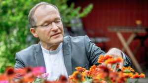 Ulrich Beckwermert im Garten des Kreuzgangs des Domes Osnabrück